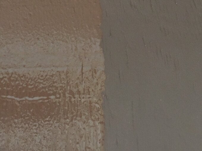 左が塗装直後で、右が乾いた後