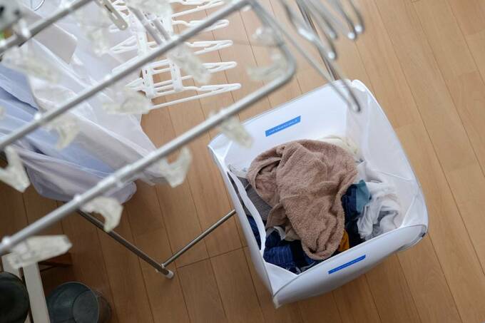 ポップアップバスケットに衣類