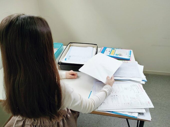 宿題をする子ども