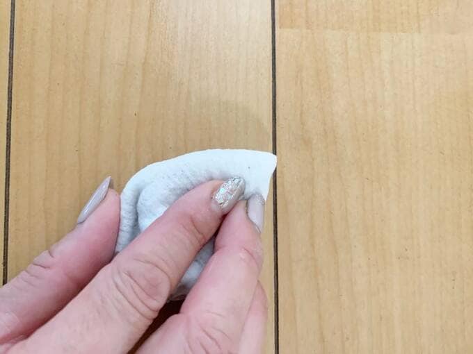 お掃除シートでふく様子