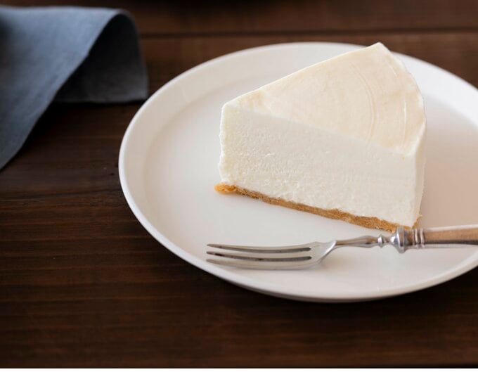 奇跡のふわとろ食感！「簡単レアチーズケーキ」のつくり方。ゼラチンを