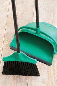 『一緒に立てておけるホウキ＆チリトリ』