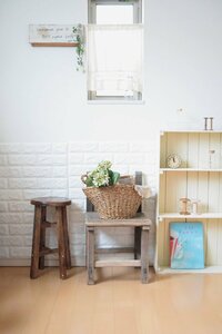 ドライ風フェイクフラワーでナチュラル感のある部屋に