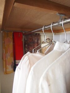 隙間を使って、スカーフや画用紙を折らずに収納