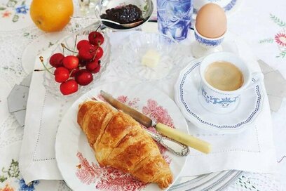 パリ在住70歳の「幸せな食事」工夫。朝食はシンプル、食器にこだわり目でも楽しむ