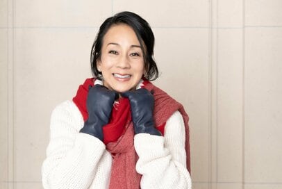 50代・中村江里子さん流「ストール」活用術。簡単なのにおしゃれに見える巻き方・使い方