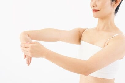 「なんとなく体調悪い…」を整えるツボの探し方。目印は体の骨付近やシワにあり