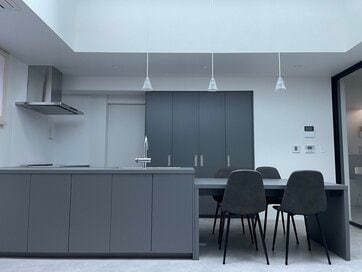 L型キッチンとダイニングテーブルを一体に。狭いLDKでも、快適な家事＆楽しい食事を