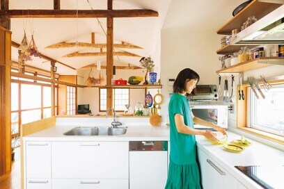 広さ6畳、調理に夢中になれる建築家のキッチン：築60年の戸建てリノベ事例
