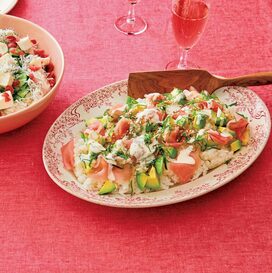 生ハムとアボカドの洋風ちらしずし。ピンクと緑で華やか！