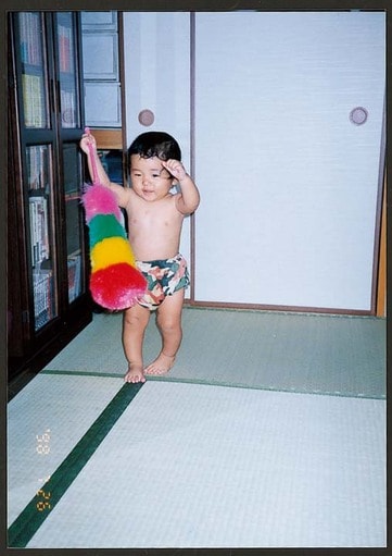 カラフルなはたきで遊ぶ布施川さん