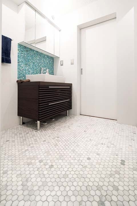 モザイクタイルを床に貼った洗面室