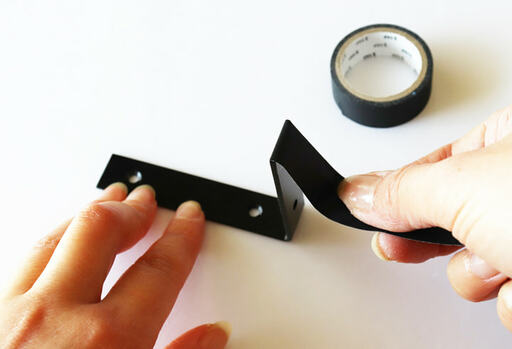 アイアンブラケットの短辺側に黒のマスキングテープを貼り、ネジ穴(2つ)を隠す