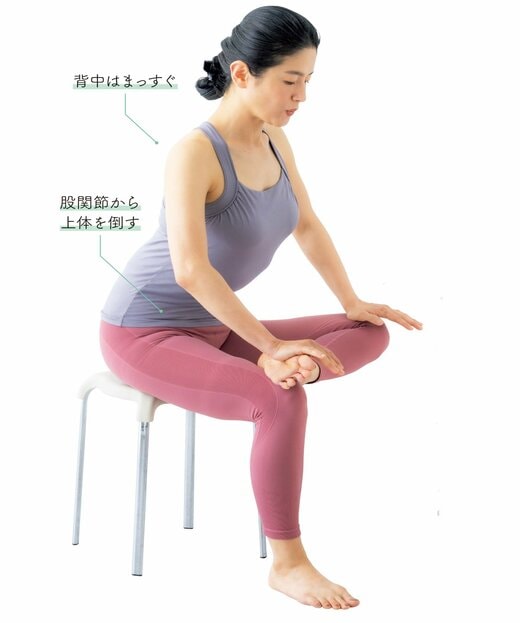 4の字押しで骨盤のゆがみを整える女性