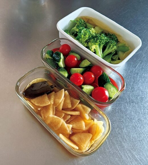 料理が入ったガラスやほうろうの容器3つ