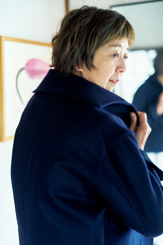 コートを着る人