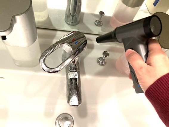 エアダスターで洗面所の掃除をしているところ