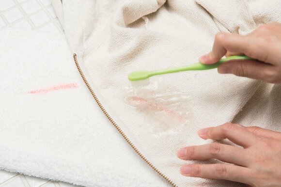 歯ブラシで押し付ける