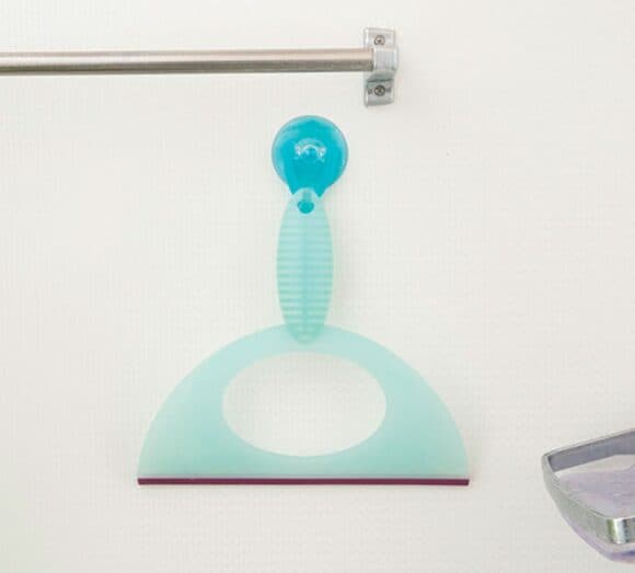 スクイージーを置いて入浴後に水気を取り除く