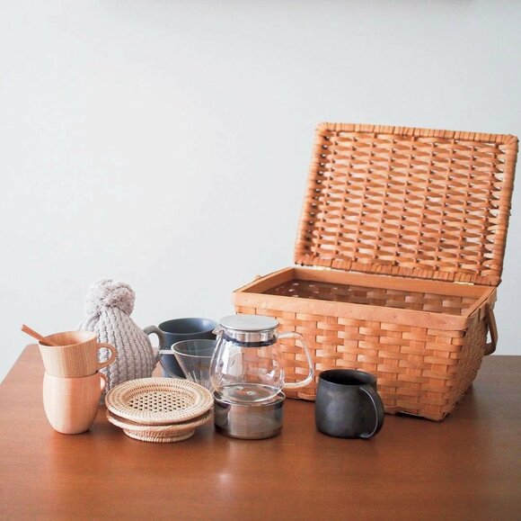 開いたカゴとコーヒーセット