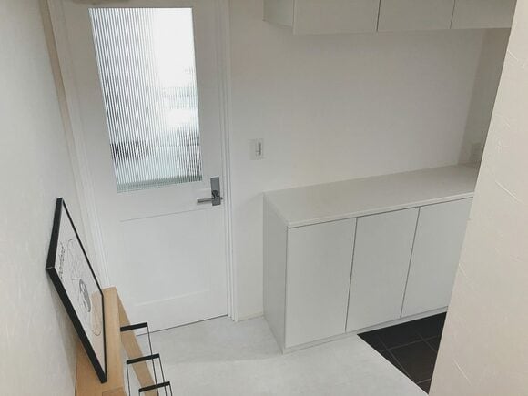 靴箱の扉裏にスリッパの定位置をつくっているのです。