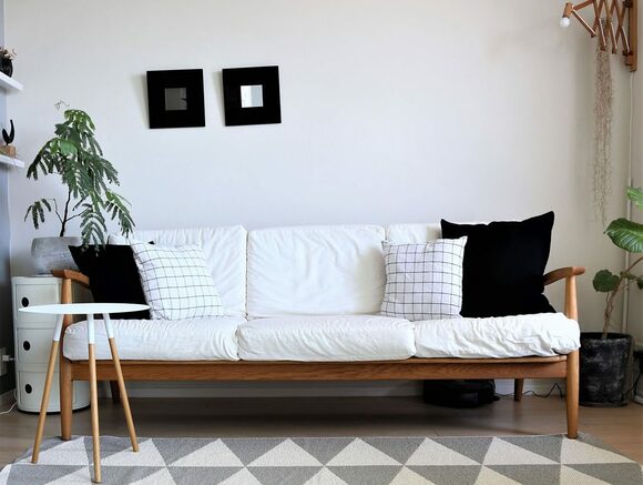 ソファは脚つき