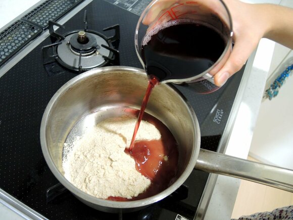 鍋に砂糖、ワインを入れて混ぜ合わせる