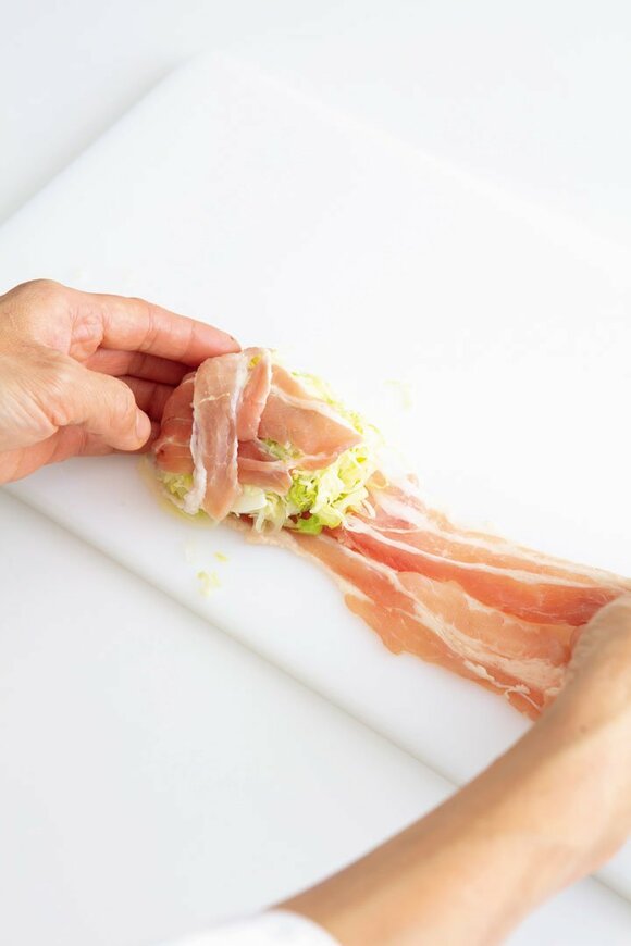 豚肉で巻く様子