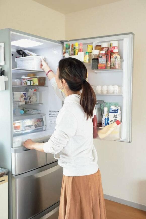 冷蔵庫を開けている様子