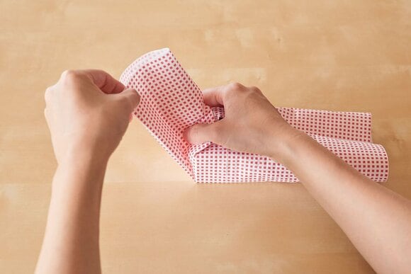 片側の箱の端を押さえながらペーパーをつまんで持ち上げる。