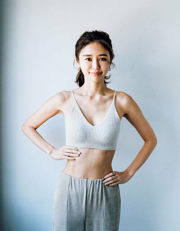 右手肋骨の下女性
