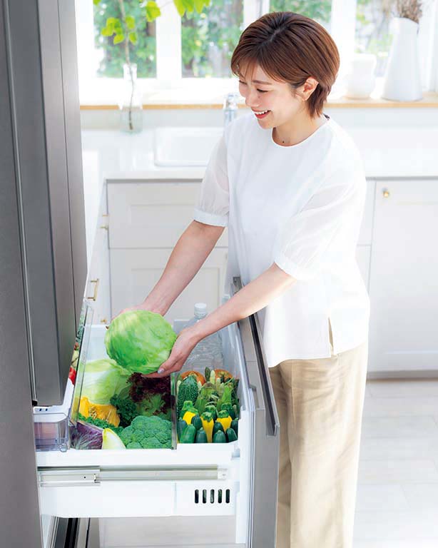 野菜室に野菜を入れる潮田さん