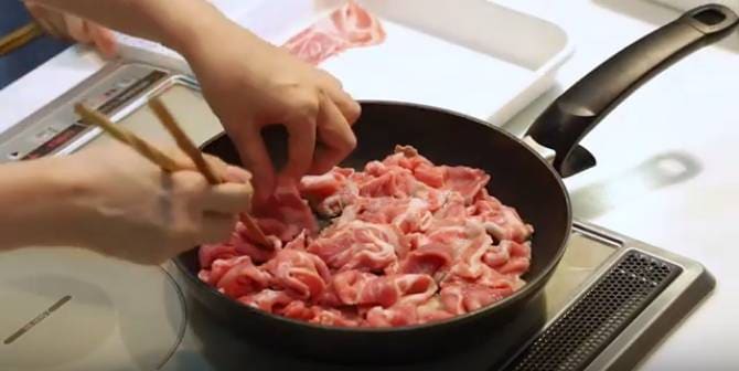 フライパンにお肉たくさん投入