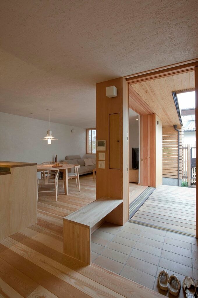 玄関スペースがデッキテラスに面するダイニングキッチン