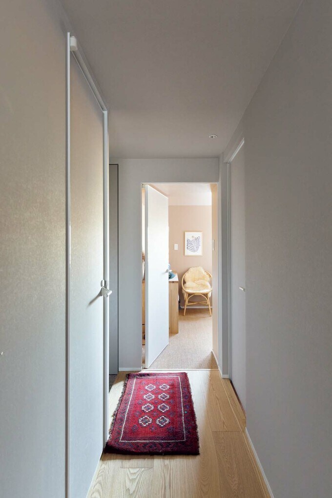 玄関から寝室を見る