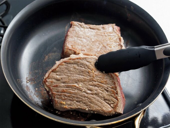 牛モモかたまり肉の表面を焼いているところ