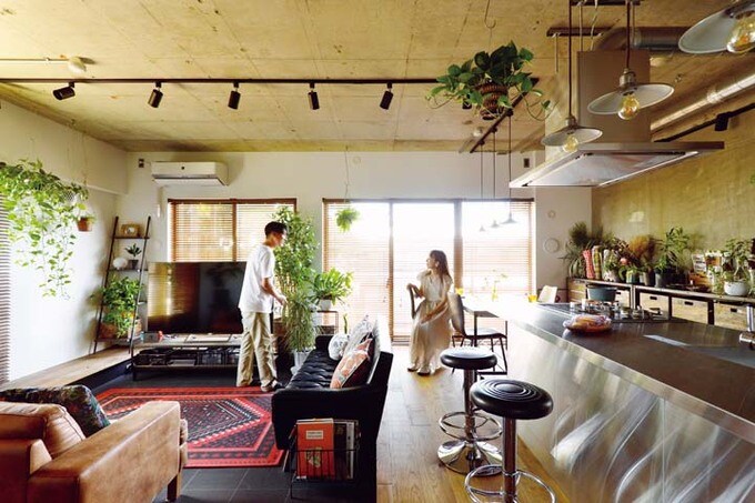 天井と壁が躯体表しのLDK