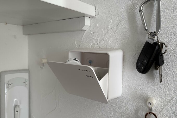 壁に取りつけた小さな収納ボックス