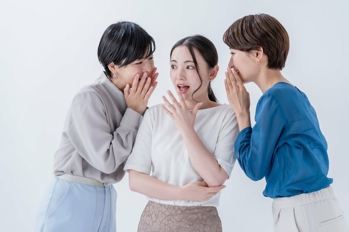 ヒソヒソ話をする女性たち