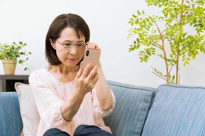 老眼の女性