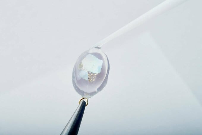 レジンでパーツ全体をコーティングする