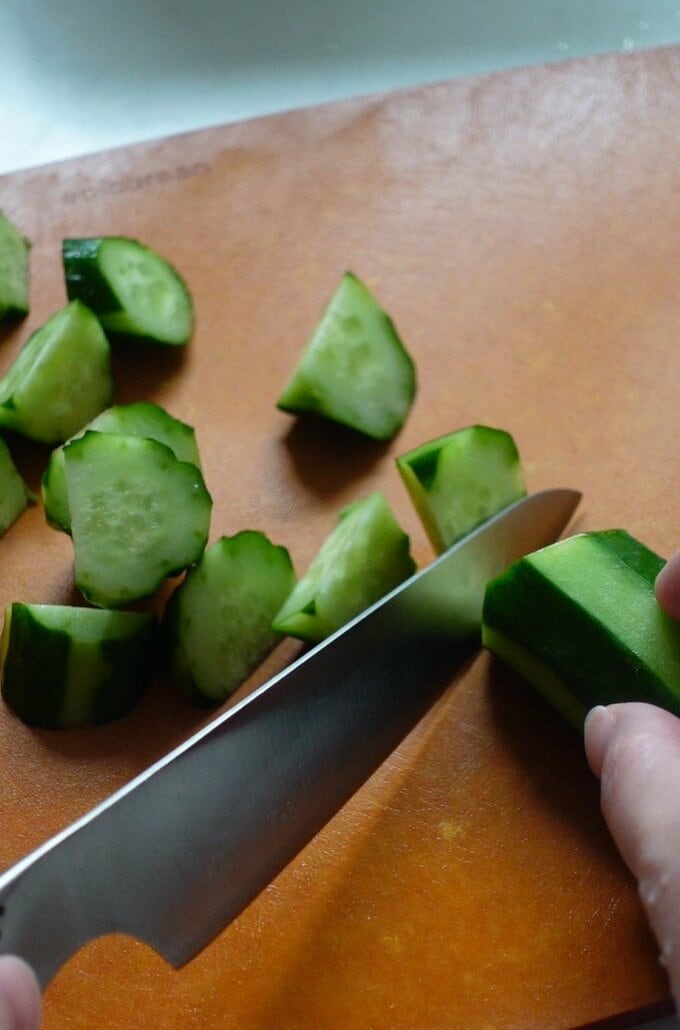 きゅうりを食べやすい大きさに切る。