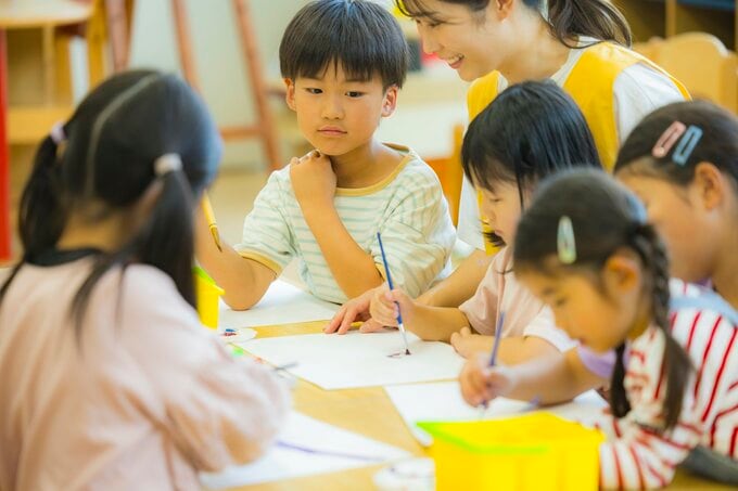 習い事をする小学生