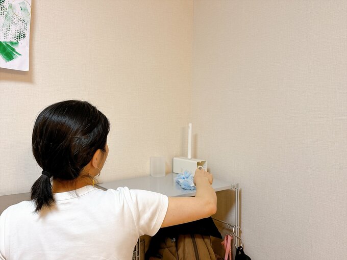 ハンディーモップで掃除する様子