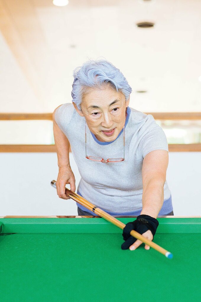 ビリヤードをする女性