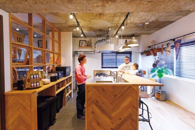 腰壁をヘリンボーン張りにしたキッチン