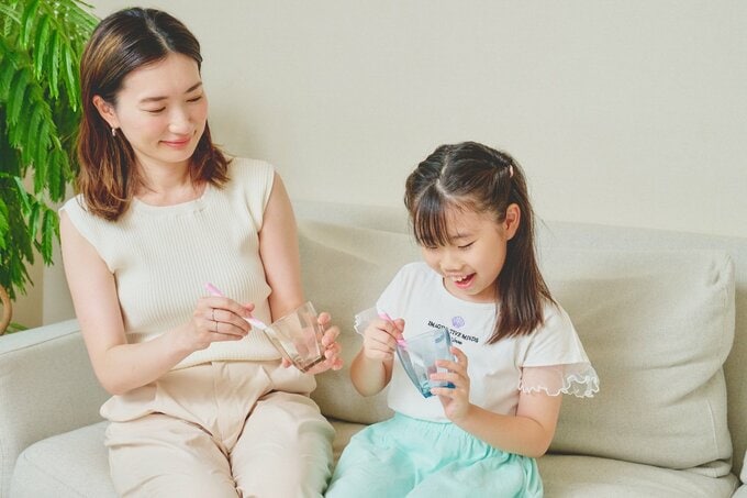 ハブラシを水につけている写真