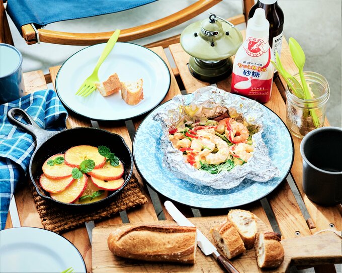 料理と砂糖ボトル