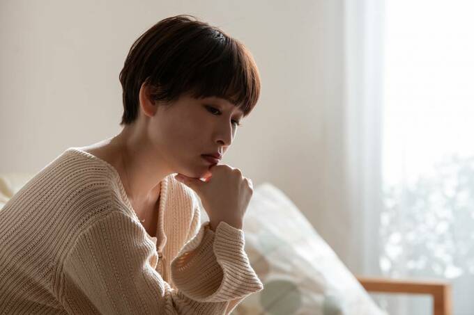 悩む女性