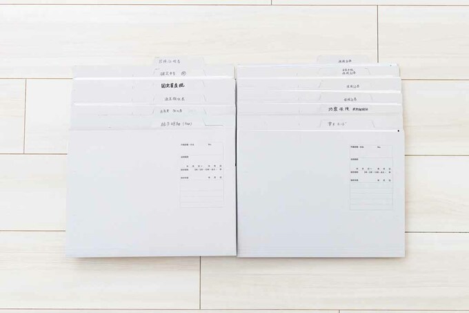 書類をフォルダに収納した様子